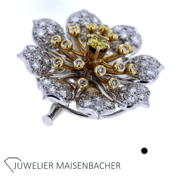 Wunderschöne Blumen Brosche mit Diamanten und 1 Fancy Diamant Gold