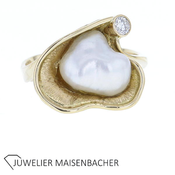 Ring mit wunderschöner Barock-Zuchtperle und Brillant Gold