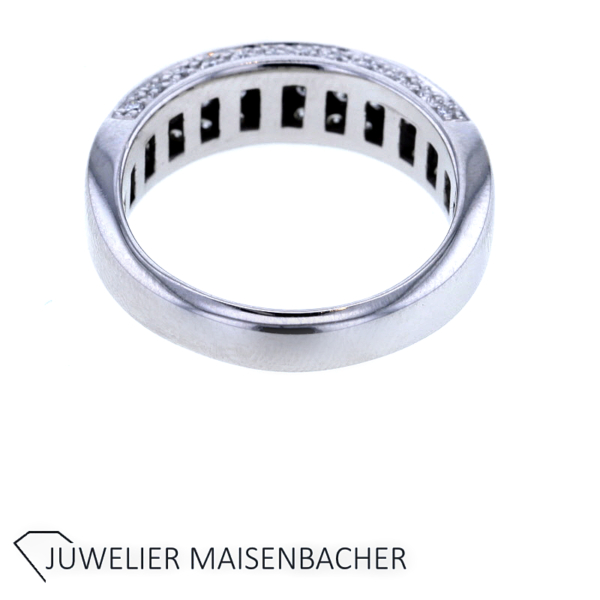 Ring mit 48 Brillanten Pavé gefasst Weißgold