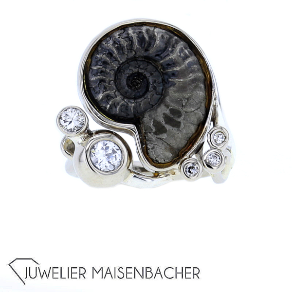 UNIKAT Ring mit Ammonit und Brillanten Gold
